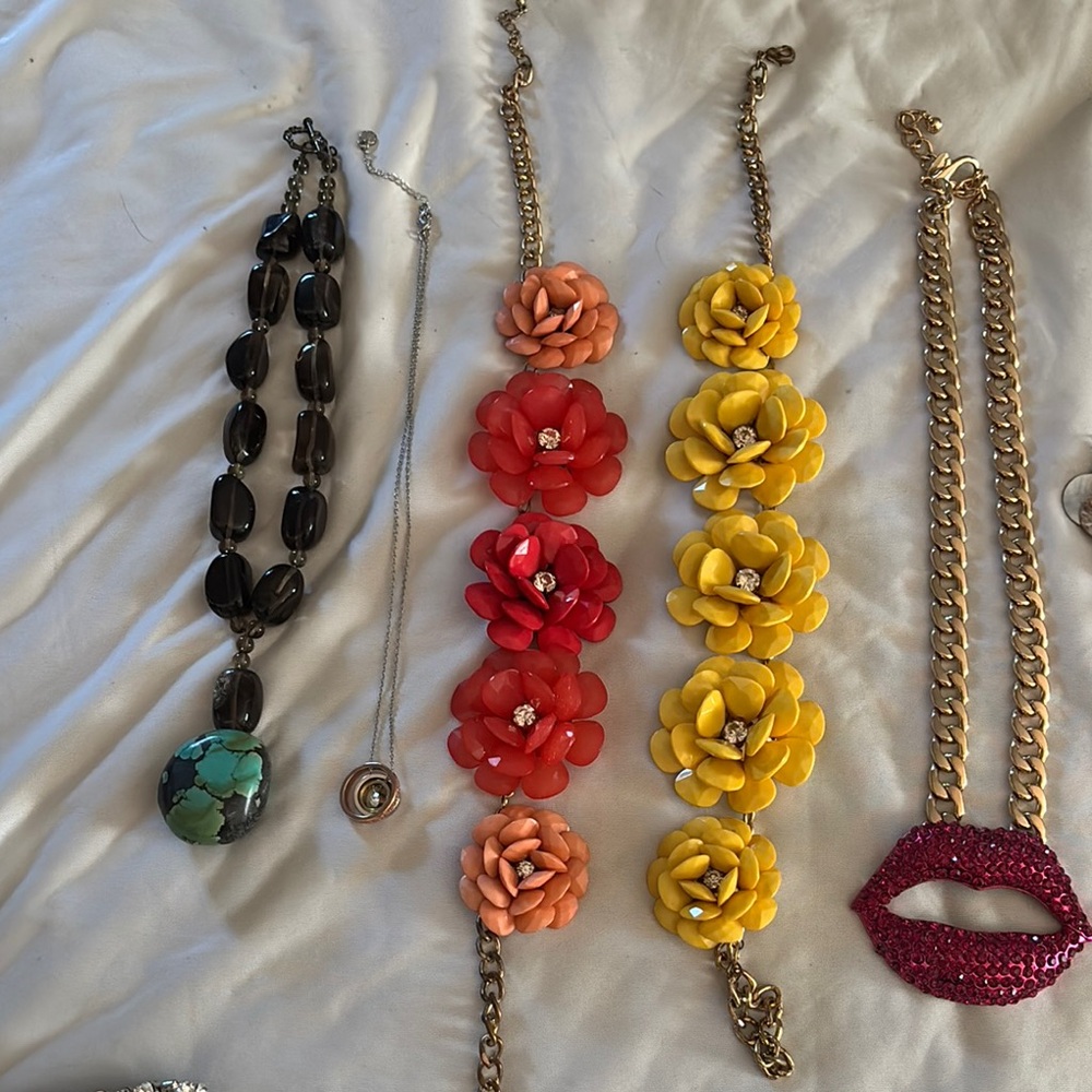 Lot of jewelry 22 pieces and jewelry organizer